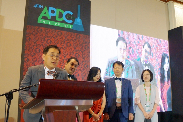 íêµ­ì´ ë´ë ìíì¹ê³¼ìì¬ì°ë§¹ ì´íë¥¼ ìì¸ìì ê°ìµíë¤. ì§ë 9ì¼ íë¦¬í ë§ëë¼ìì ì´ë¦° APDC GALA Nightìì APDFë ë´ë íêµ­ ì´íì ì&nbsp;ì¹ë¥¼ ê³µì ì&nbsp;ì¸íê³&nbsp; íë&nbsp;¥ì ë¤ì§íë¤. ê¹íì¢ êµ­ì&nbsp;ì´ì¬ê° ì¹íì ëíí´ ê°ì¬ì¸ì¬ë¥¼ ì&nbsp;íê³&nbsp; ìë¤.  